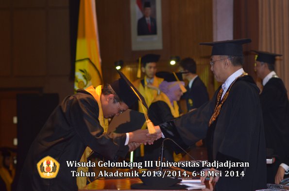 wisuda-unpad-gel-iii-ta-2013_2014-fakultas-ekonomi-bisnis-oleh-rektor-ilalang-foto-056