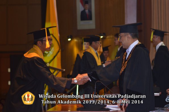 wisuda-unpad-gel-iii-ta-2013_2014-fakultas-ekonomi-bisnis-oleh-rektor-ilalang-foto-061