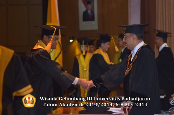 wisuda-unpad-gel-iii-ta-2013_2014-fakultas-ekonomi-bisnis-oleh-rektor-ilalang-foto-062
