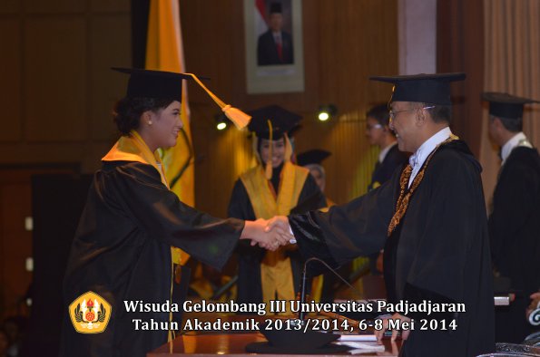 wisuda-unpad-gel-iii-ta-2013_2014-fakultas-ekonomi-bisnis-oleh-rektor-ilalang-foto-063