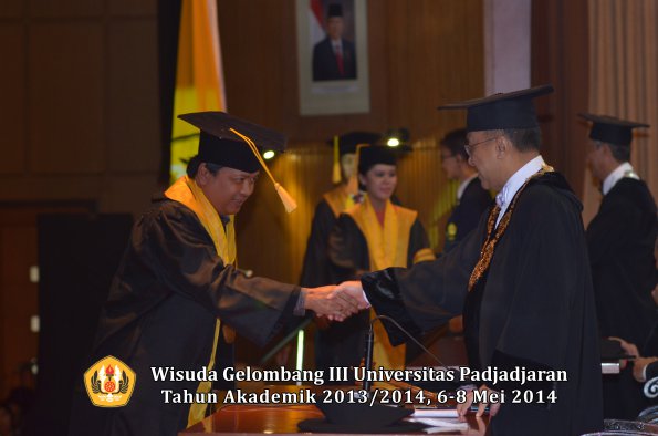 wisuda-unpad-gel-iii-ta-2013_2014-fakultas-ekonomi-bisnis-oleh-rektor-ilalang-foto-073