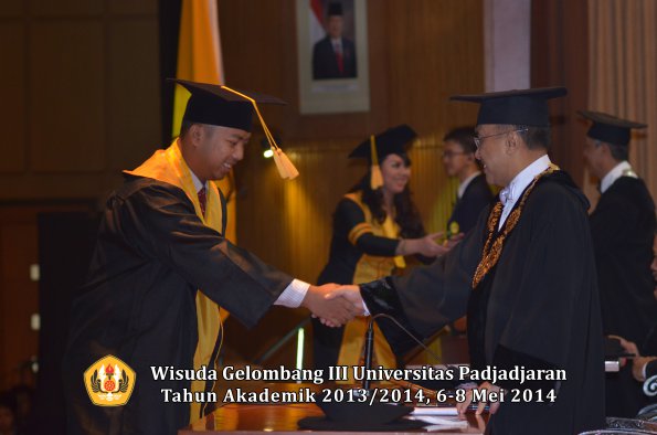 wisuda-unpad-gel-iii-ta-2013_2014-fakultas-ekonomi-bisnis-oleh-rektor-ilalang-foto-075