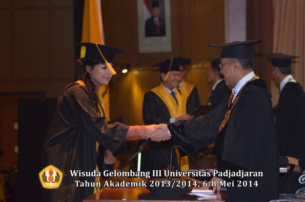wisuda-unpad-gel-iii-ta-2013_2014-fakultas-ekonomi-bisnis-oleh-rektor-ilalang-foto-085