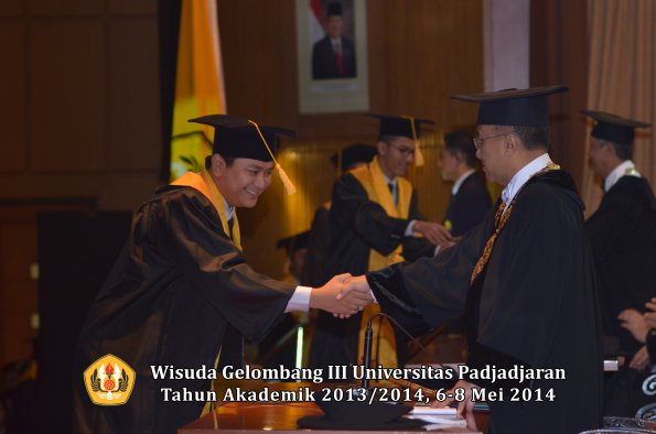 wisuda-unpad-gel-iii-ta-2013_2014-fakultas-ekonomi-bisnis-oleh-rektor-ilalang-foto-086