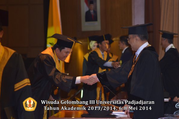 wisuda-unpad-gel-iii-ta-2013_2014-fakultas-ekonomi-bisnis-oleh-rektor-ilalang-foto-089