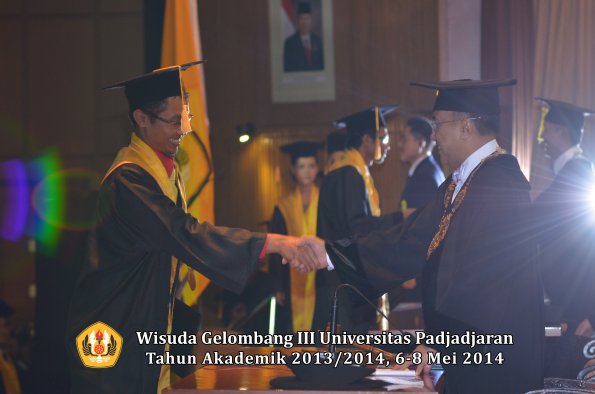 wisuda-unpad-gel-iii-ta-2013_2014-fakultas-ekonomi-bisnis-oleh-rektor-ilalang-foto-092