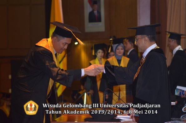 wisuda-unpad-gel-iii-ta-2013_2014-fakultas-ekonomi-bisnis-oleh-rektor-ilalang-foto-096