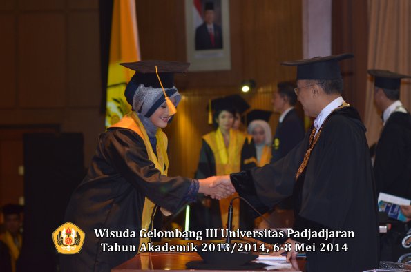 wisuda-unpad-gel-iii-ta-2013_2014-fakultas-ekonomi-bisnis-oleh-rektor-ilalang-foto-097