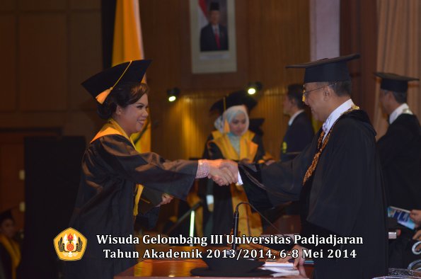 wisuda-unpad-gel-iii-ta-2013_2014-fakultas-ekonomi-bisnis-oleh-rektor-ilalang-foto-099