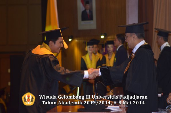 wisuda-unpad-gel-iii-ta-2013_2014-fakultas-ekonomi-bisnis-oleh-rektor-ilalang-foto-101