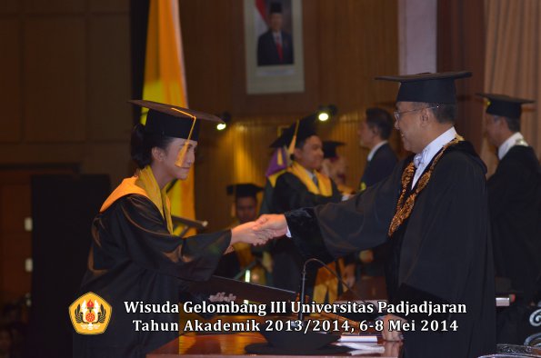wisuda-unpad-gel-iii-ta-2013_2014-fakultas-ekonomi-bisnis-oleh-rektor-ilalang-foto-102
