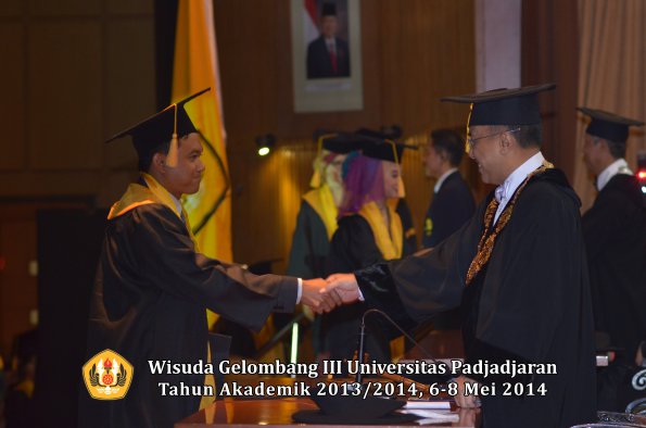 wisuda-unpad-gel-iii-ta-2013_2014-fakultas-ekonomi-bisnis-oleh-rektor-ilalang-foto-103
