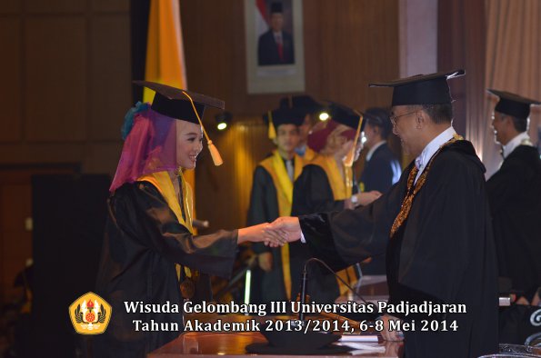 wisuda-unpad-gel-iii-ta-2013_2014-fakultas-ekonomi-bisnis-oleh-rektor-ilalang-foto-104