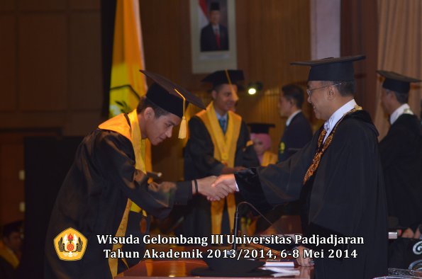 wisuda-unpad-gel-iii-ta-2013_2014-fakultas-ekonomi-bisnis-oleh-rektor-ilalang-foto-106