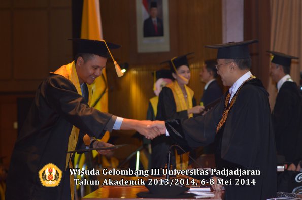 wisuda-unpad-gel-iii-ta-2013_2014-fakultas-ekonomi-bisnis-oleh-rektor-ilalang-foto-107