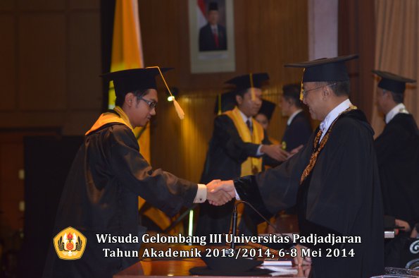 wisuda-unpad-gel-iii-ta-2013_2014-fakultas-ekonomi-bisnis-oleh-rektor-ilalang-foto-110