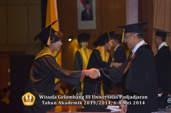 wisuda-unpad-gel-iii-ta-2013_2014-fakultas-ekonomi-bisnis-oleh-rektor-ilalang-foto-112