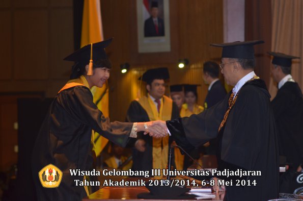 wisuda-unpad-gel-iii-ta-2013_2014-fakultas-ekonomi-bisnis-oleh-rektor-ilalang-foto-114