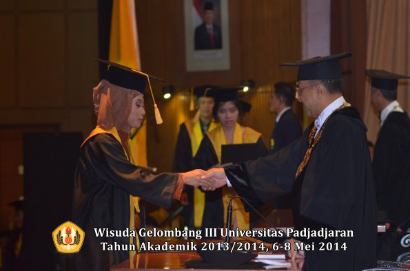 wisuda-unpad-gel-iii-ta-2013_2014-fakultas-ekonomi-bisnis-oleh-rektor-ilalang-foto-116