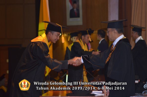 wisuda-unpad-gel-iii-ta-2013_2014-fakultas-ekonomi-bisnis-oleh-rektor-ilalang-foto-119