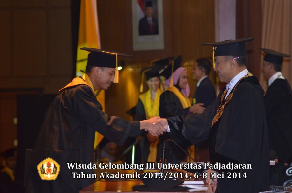 wisuda-unpad-gel-iii-ta-2013_2014-fakultas-ekonomi-bisnis-oleh-rektor-ilalang-foto-121