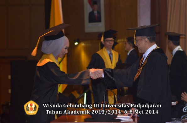 wisuda-unpad-gel-iii-ta-2013_2014-fakultas-ekonomi-bisnis-oleh-rektor-ilalang-foto-128
