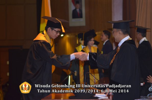 wisuda-unpad-gel-iii-ta-2013_2014-fakultas-ekonomi-bisnis-oleh-rektor-ilalang-foto-129