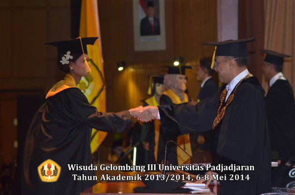 wisuda-unpad-gel-iii-ta-2013_2014-fakultas-ekonomi-bisnis-oleh-rektor-ilalang-foto-133
