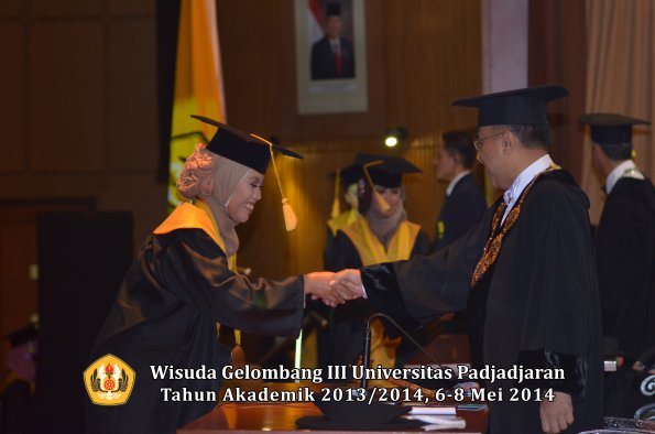 wisuda-unpad-gel-iii-ta-2013_2014-fakultas-ekonomi-bisnis-oleh-rektor-ilalang-foto-134