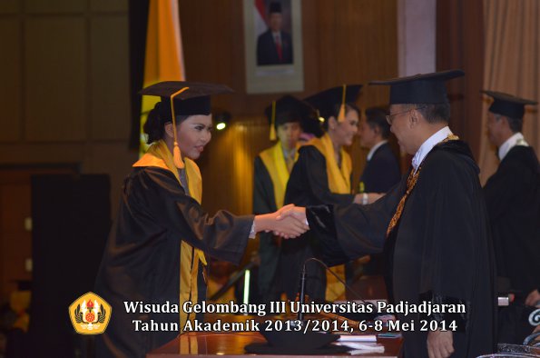 wisuda-unpad-gel-iii-ta-2013_2014-fakultas-ekonomi-bisnis-oleh-rektor-ilalang-foto-139