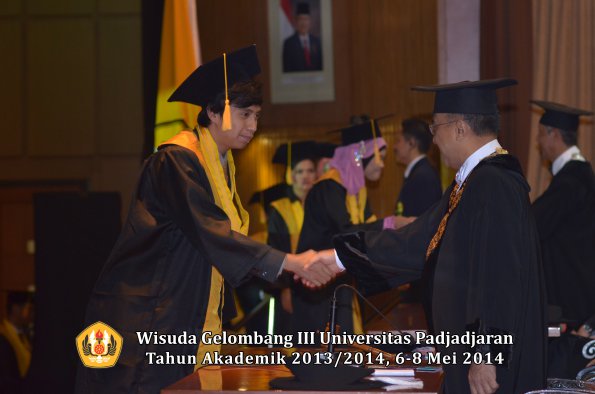 wisuda-unpad-gel-iii-ta-2013_2014-fakultas-ekonomi-bisnis-oleh-rektor-ilalang-foto-141