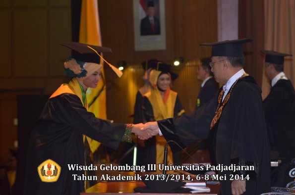 wisuda-unpad-gel-iii-ta-2013_2014-fakultas-ekonomi-bisnis-oleh-rektor-ilalang-foto-146