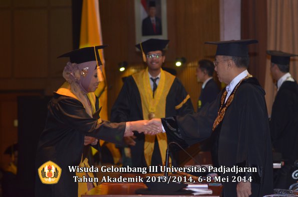 wisuda-unpad-gel-iii-ta-2013_2014-fakultas-ekonomi-bisnis-oleh-rektor-ilalang-foto-148