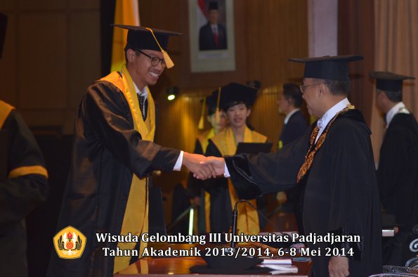 wisuda-unpad-gel-iii-ta-2013_2014-fakultas-ekonomi-bisnis-oleh-rektor-ilalang-foto-149