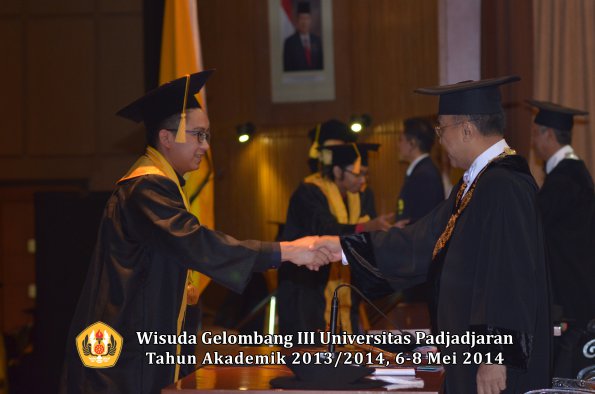 wisuda-unpad-gel-iii-ta-2013_2014-fakultas-ekonomi-bisnis-oleh-rektor-ilalang-foto-152