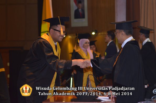 wisuda-unpad-gel-iii-ta-2013_2014-fakultas-ekonomi-bisnis-oleh-rektor-ilalang-foto-156