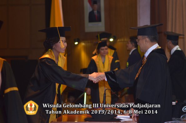 wisuda-unpad-gel-iii-ta-2013_2014-fakultas-ekonomi-bisnis-oleh-rektor-ilalang-foto-158