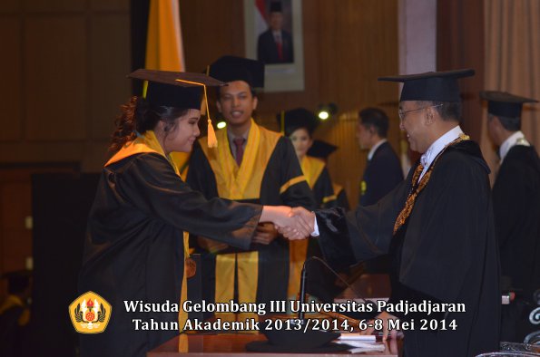 wisuda-unpad-gel-iii-ta-2013_2014-fakultas-ekonomi-bisnis-oleh-rektor-ilalang-foto-159