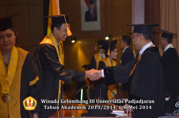 wisuda-unpad-gel-iii-ta-2013_2014-fakultas-ekonomi-bisnis-oleh-rektor-ilalang-foto-160