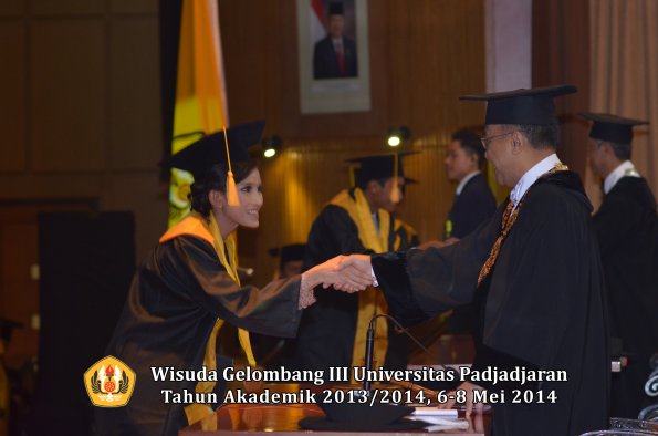 wisuda-unpad-gel-iii-ta-2013_2014-fakultas-ekonomi-bisnis-oleh-rektor-ilalang-foto-161