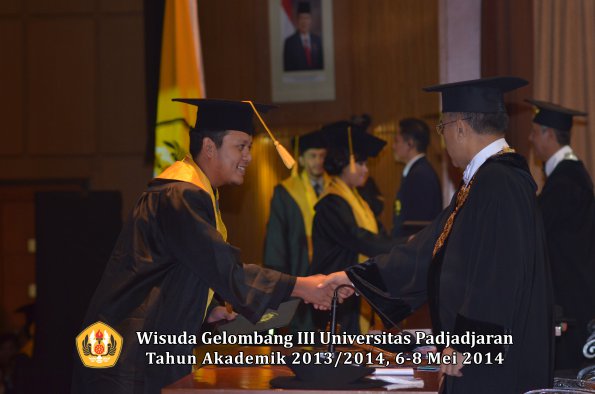 wisuda-unpad-gel-iii-ta-2013_2014-fakultas-ekonomi-bisnis-oleh-rektor-ilalang-foto-165
