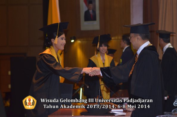 wisuda-unpad-gel-iii-ta-2013_2014-fakultas-ekonomi-bisnis-oleh-rektor-ilalang-foto-173