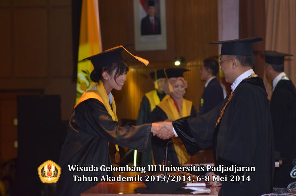 wisuda-unpad-gel-iii-ta-2013_2014-fakultas-ekonomi-bisnis-oleh-rektor-ilalang-foto-174