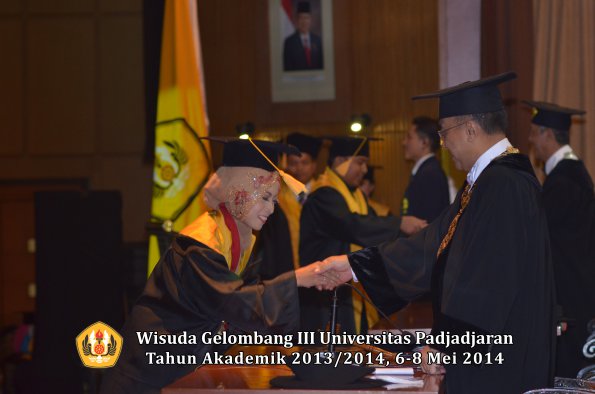wisuda-unpad-gel-iii-ta-2013_2014-fakultas-ekonomi-bisnis-oleh-rektor-ilalang-foto-175