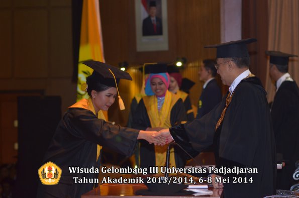 wisuda-unpad-gel-iii-ta-2013_2014-fakultas-ekonomi-bisnis-oleh-rektor-ilalang-foto-182