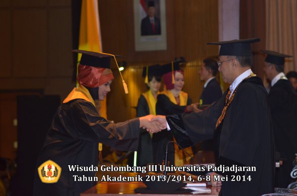 wisuda-unpad-gel-iii-ta-2013_2014-fakultas-ekonomi-bisnis-oleh-rektor-ilalang-foto-184
