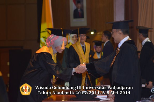 wisuda-unpad-gel-iii-ta-2013_2014-fakultas-ekonomi-bisnis-oleh-rektor-ilalang-foto-188