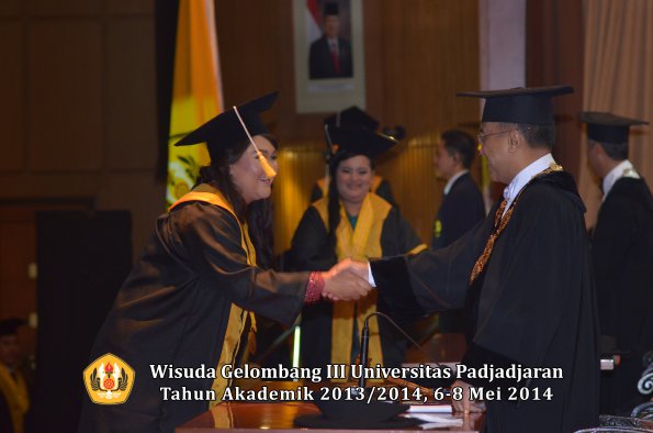 wisuda-unpad-gel-iii-ta-2013_2014-fakultas-ekonomi-bisnis-oleh-rektor-ilalang-foto-199
