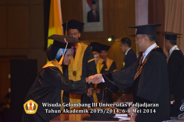 wisuda-unpad-gel-iii-ta-2013_2014-fakultas-ekonomi-bisnis-oleh-rektor-ilalang-foto-201