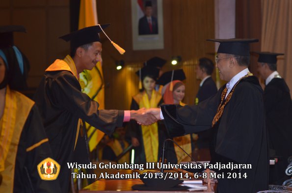 wisuda-unpad-gel-iii-ta-2013_2014-fakultas-ekonomi-bisnis-oleh-rektor-ilalang-foto-202